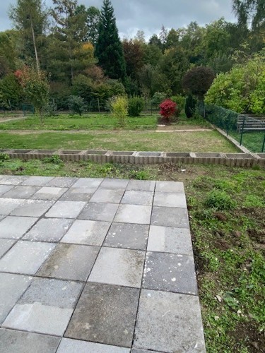 gepflegter großer Gartenbereich