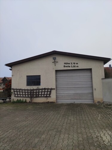 Frontansicht mit Rolltor