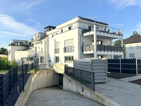 Außenansicht mit Zufahrt