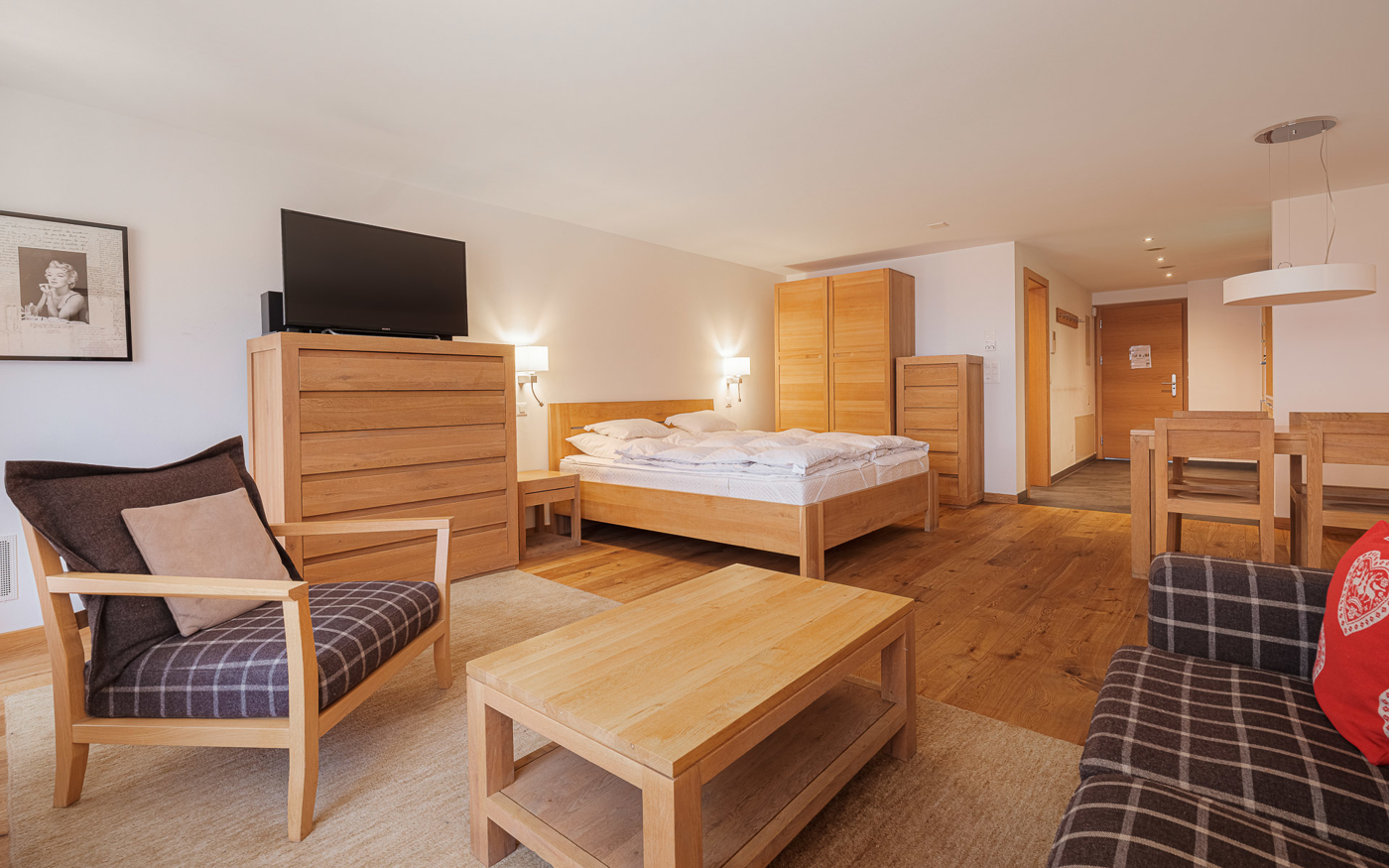 Wohnzimmer und Bett