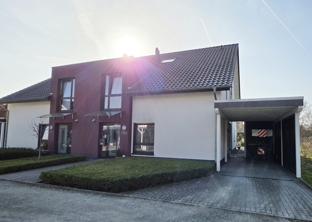 Moderne stillvolle Maisonettewohnung, großer Sonnenbalkon, 4 ZKB, Carport in ruhiger zentraler Lage von Rietberg