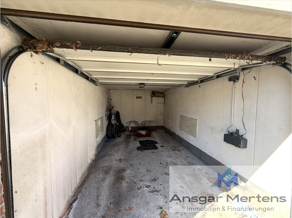 Garage mit Solarsektionaltor