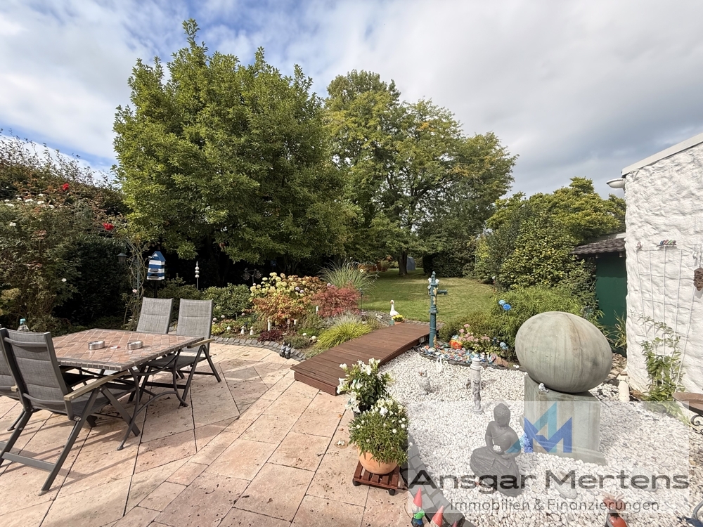 Blick von der Terrasse in den Garten