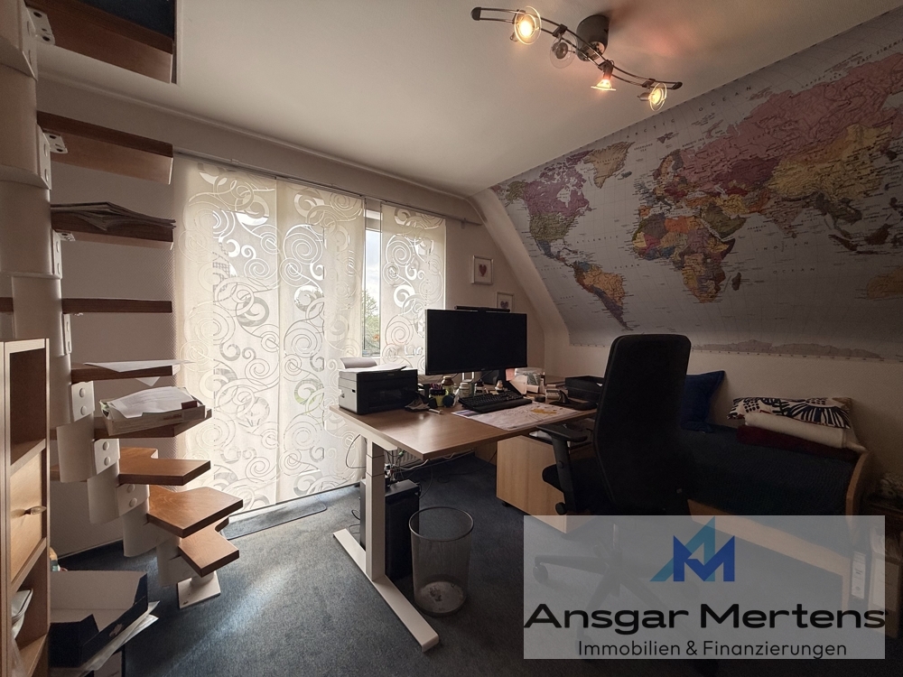 Büro mit Spitzbodenzugang