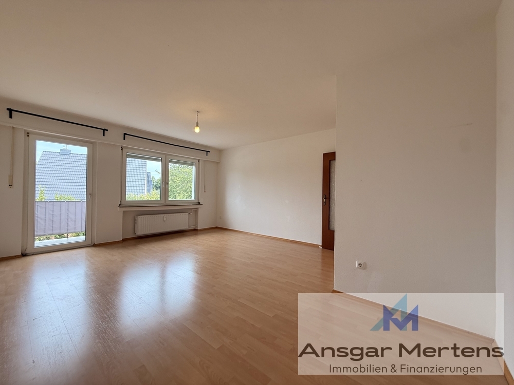 Wohn- und Esszimmer mit Balkonzugang
