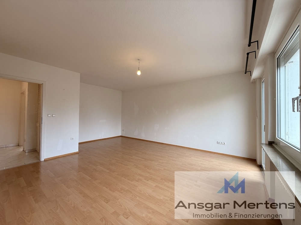 Wohn- und Esszimmer mit Balkonzugang