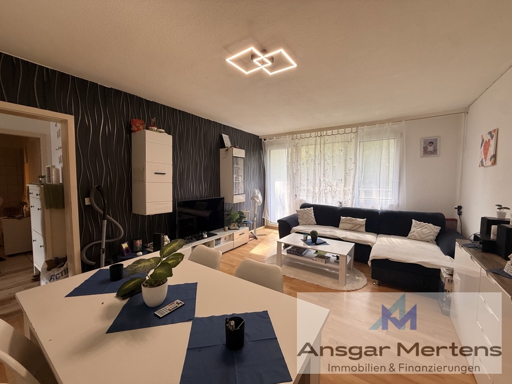 Wohnzimmer mit Balkon