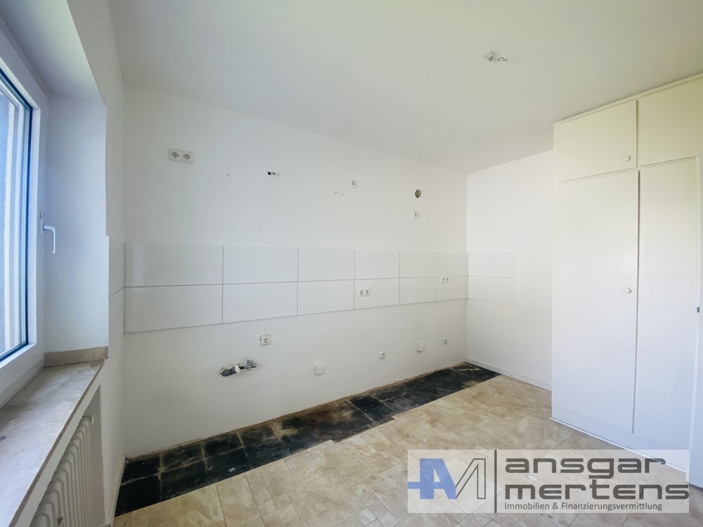 Küche mit Einbauschrank