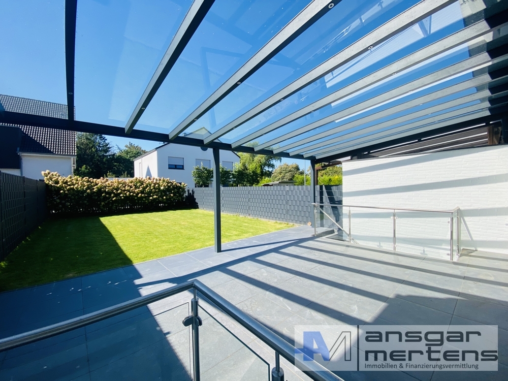 Blick von der Terrasse in den Garten