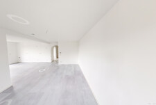 Blick vom Wohnraum zum Eingangsbereich