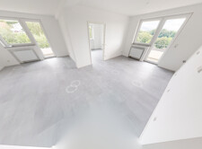 Blick in den Wohn-Essbereich mit Balkonen