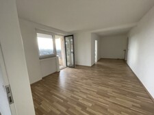 Blick in den Wohnraum mit Essecke