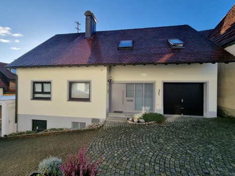 Außenansicht mit Garage