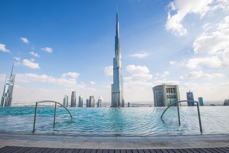 Aussicht von der Terrasse mit Swimmingpool