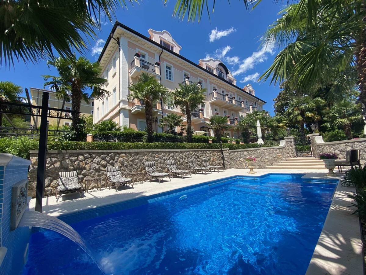 Aussicht vom Pool auf das Gebäude