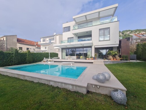 Aussenansicht mit Pool