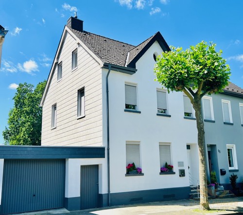 Seitenansicht mit Garage