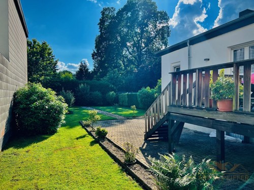 Blick von der Garage in den Garten