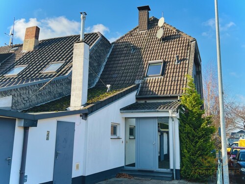 Hauseingang und Nebengebäude