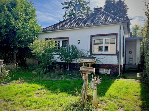 Hausfront mit Vorgarten