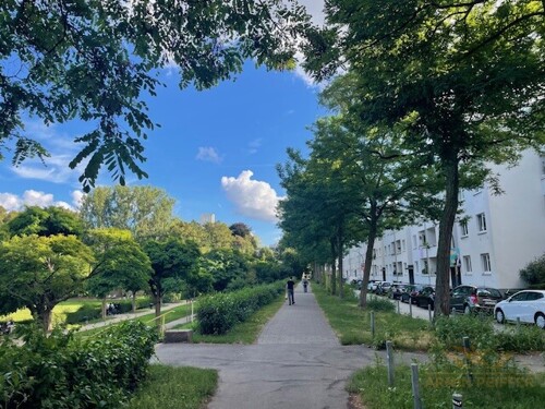 Straßen-/ Parkansicht