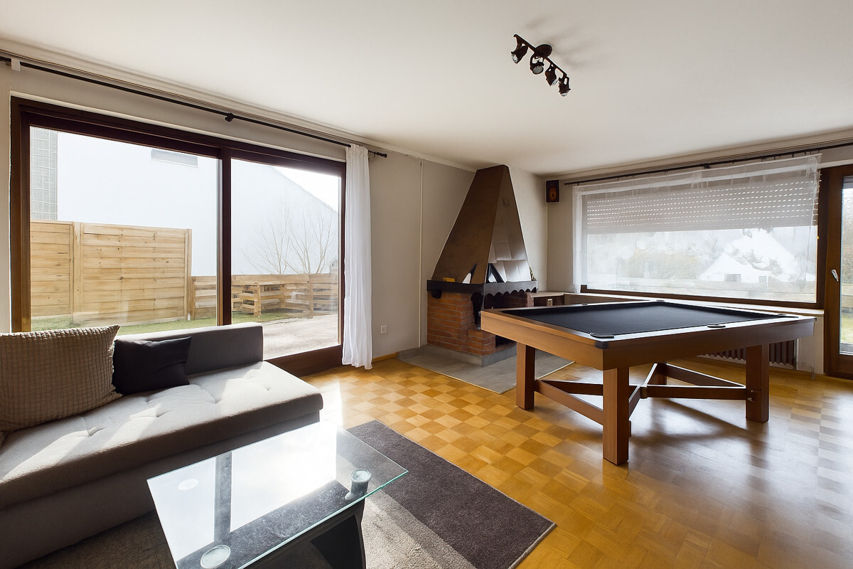 Wohnzimmer mit Zugang zur Terrasse