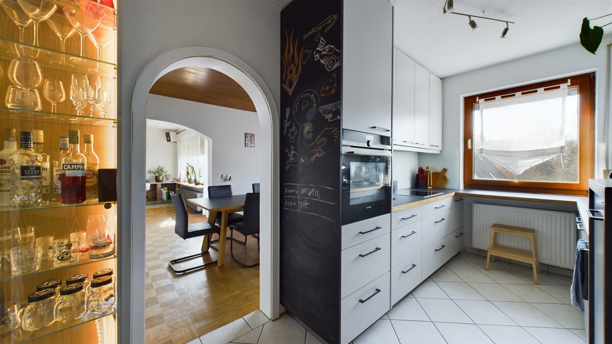 Küche zum Essbereich