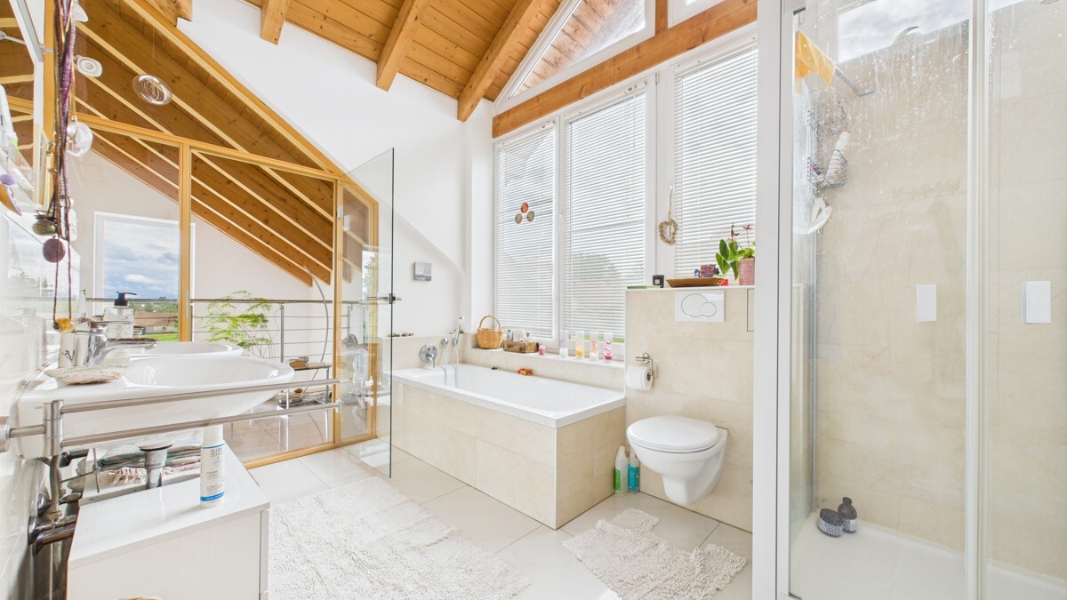 Badewanne und Dusche