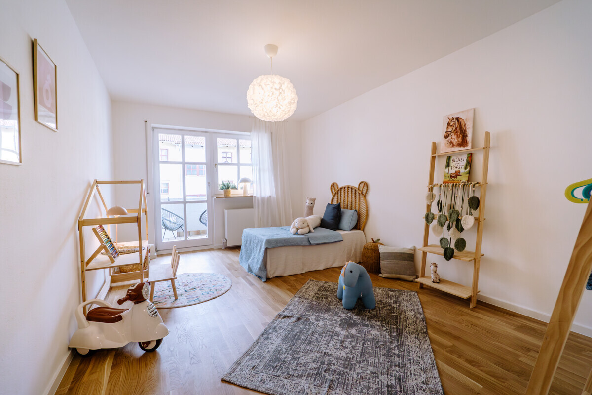 Kinderzimmer mit Zugang zur Loggia