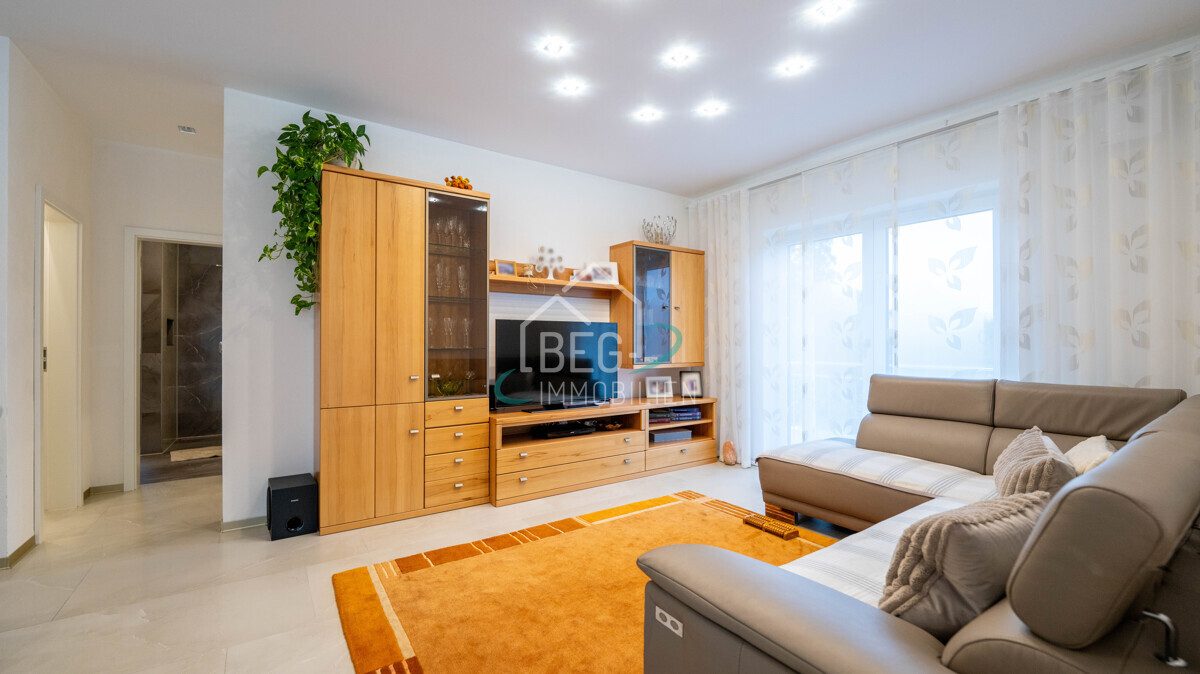 Wohn-/Esszimmer Wohnung rechts