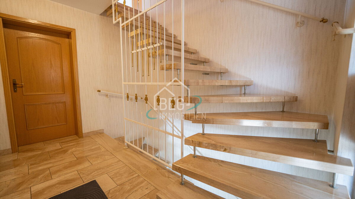 Treppenhaus/Windfang EG