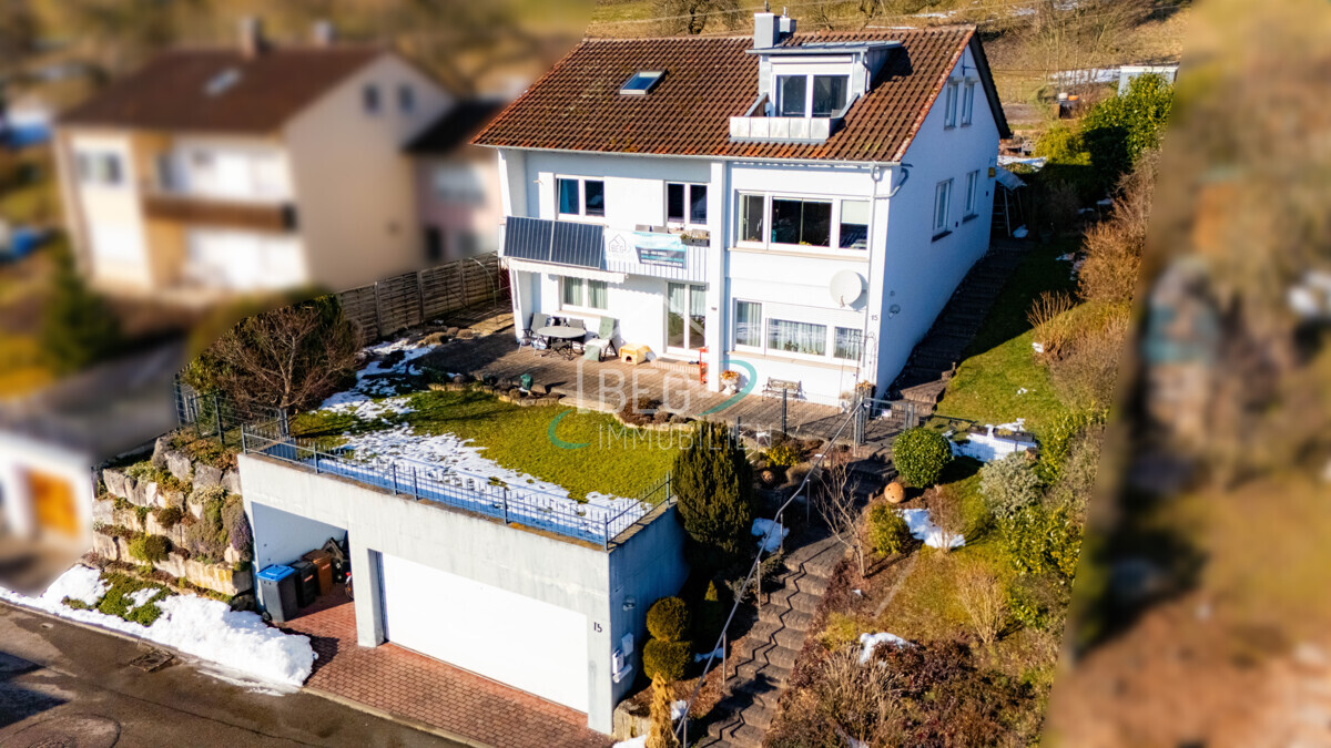 Ansicht Haus und Garage