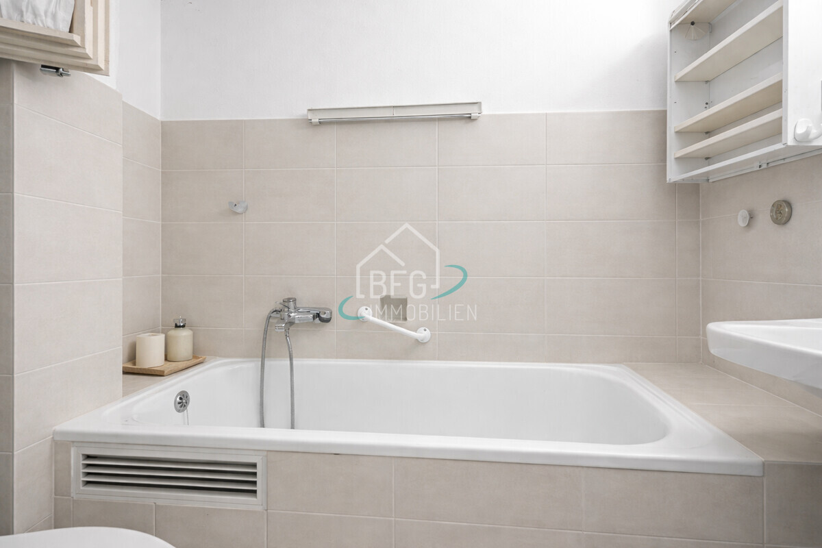 virtuell möbliertes Badezimmer