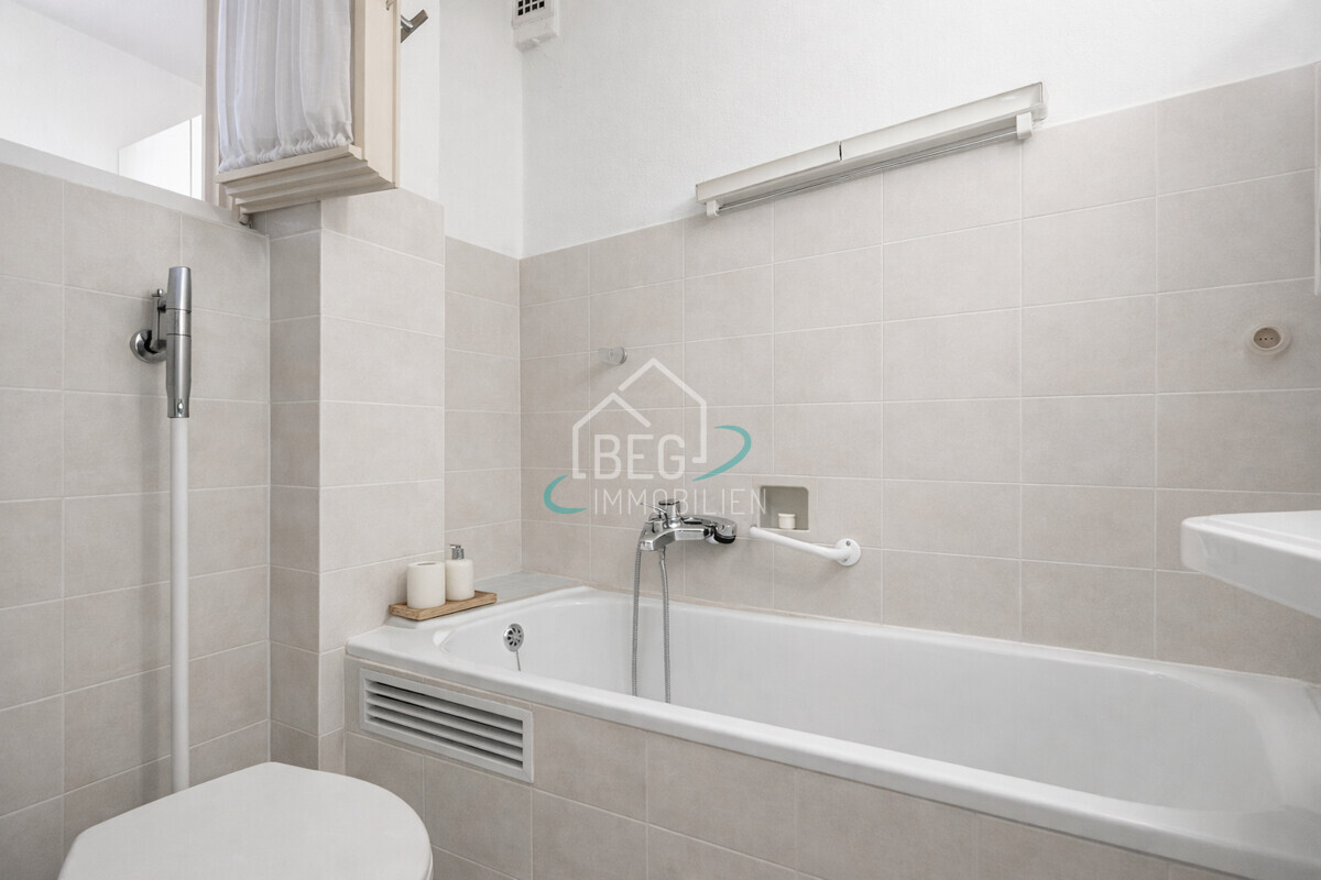 virtuell möbliertes Badezimmer