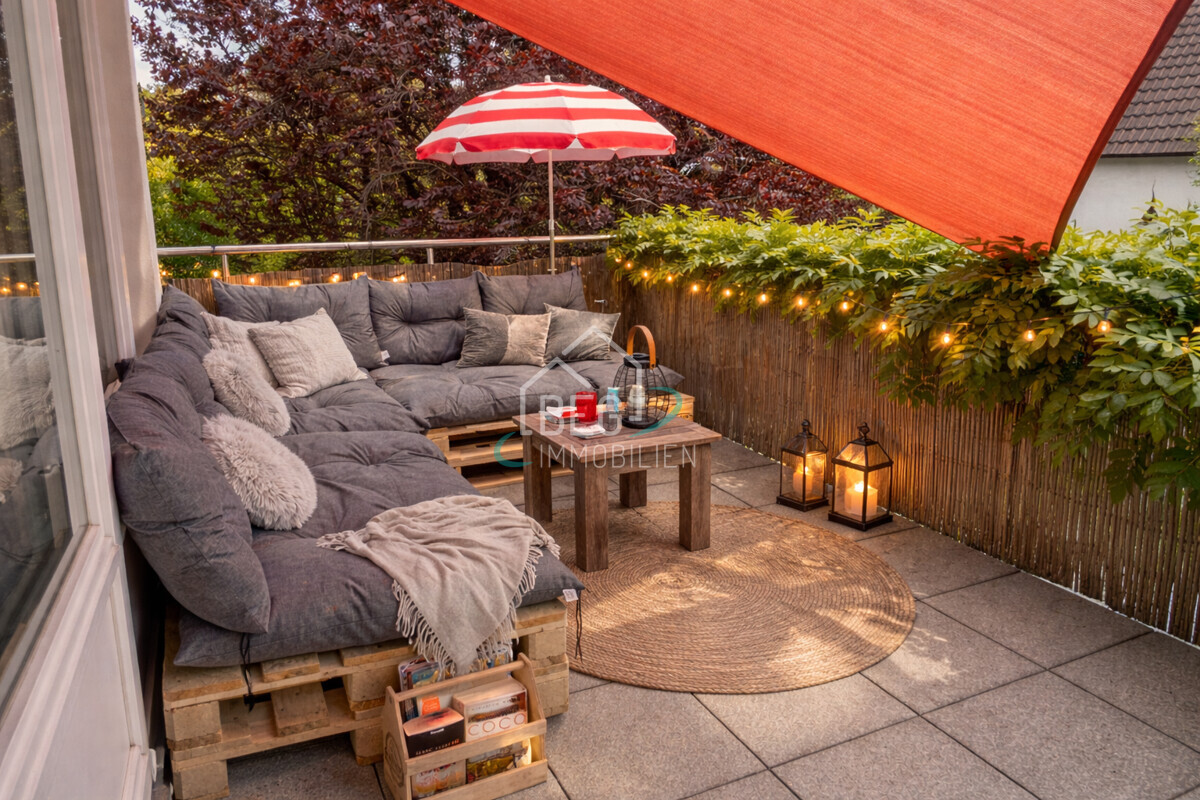 Gemütlicher Balkon mit Lichtern und Kissen