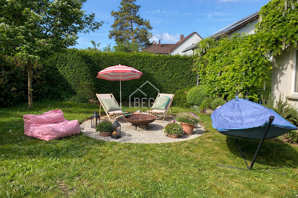 Gemütlicher Garten mit Feuerstelle und Liegestühlen