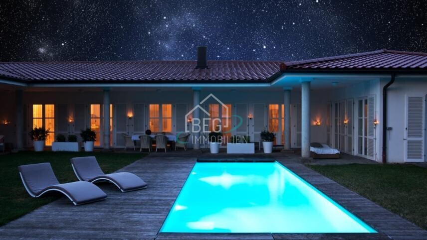 Außenansicht bei Nacht