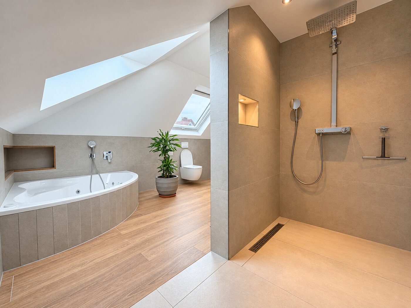 Badezimmer mit bodengleicher Regendusche und Whirlpoolwanne