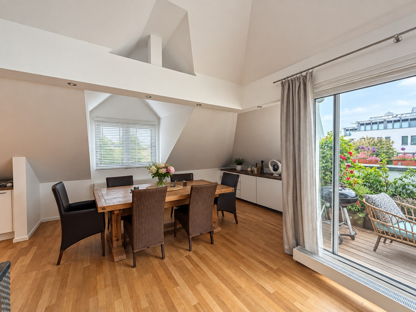 Esbereich mit Terrassenzugang