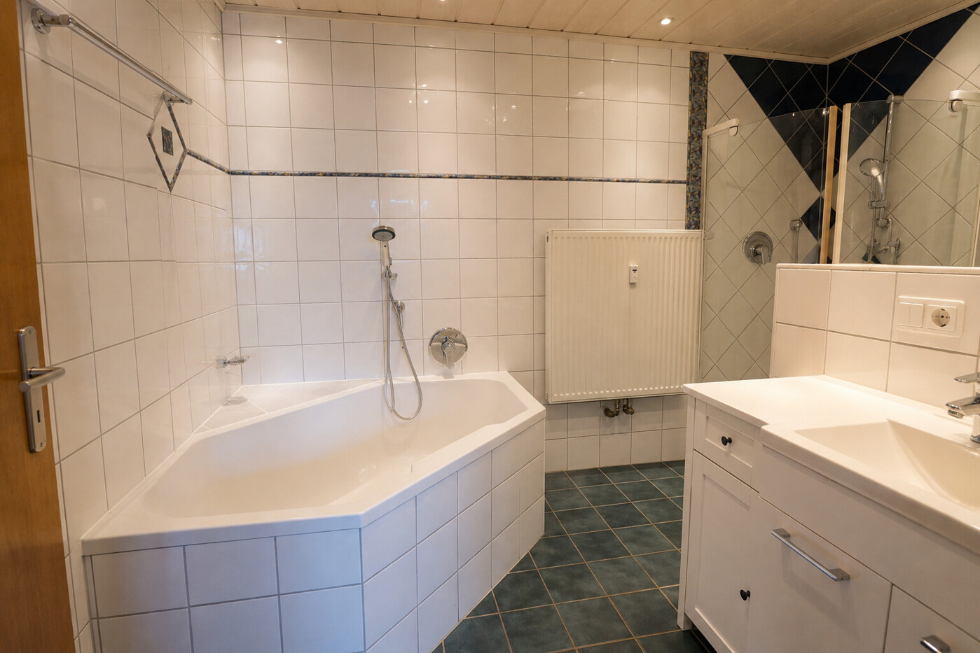 Badezimmer mit Eckbadewanne 