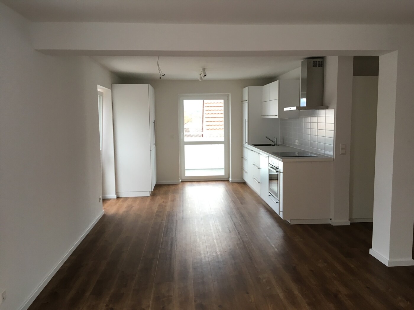 Blick vom Wohnzimmer in die Küche