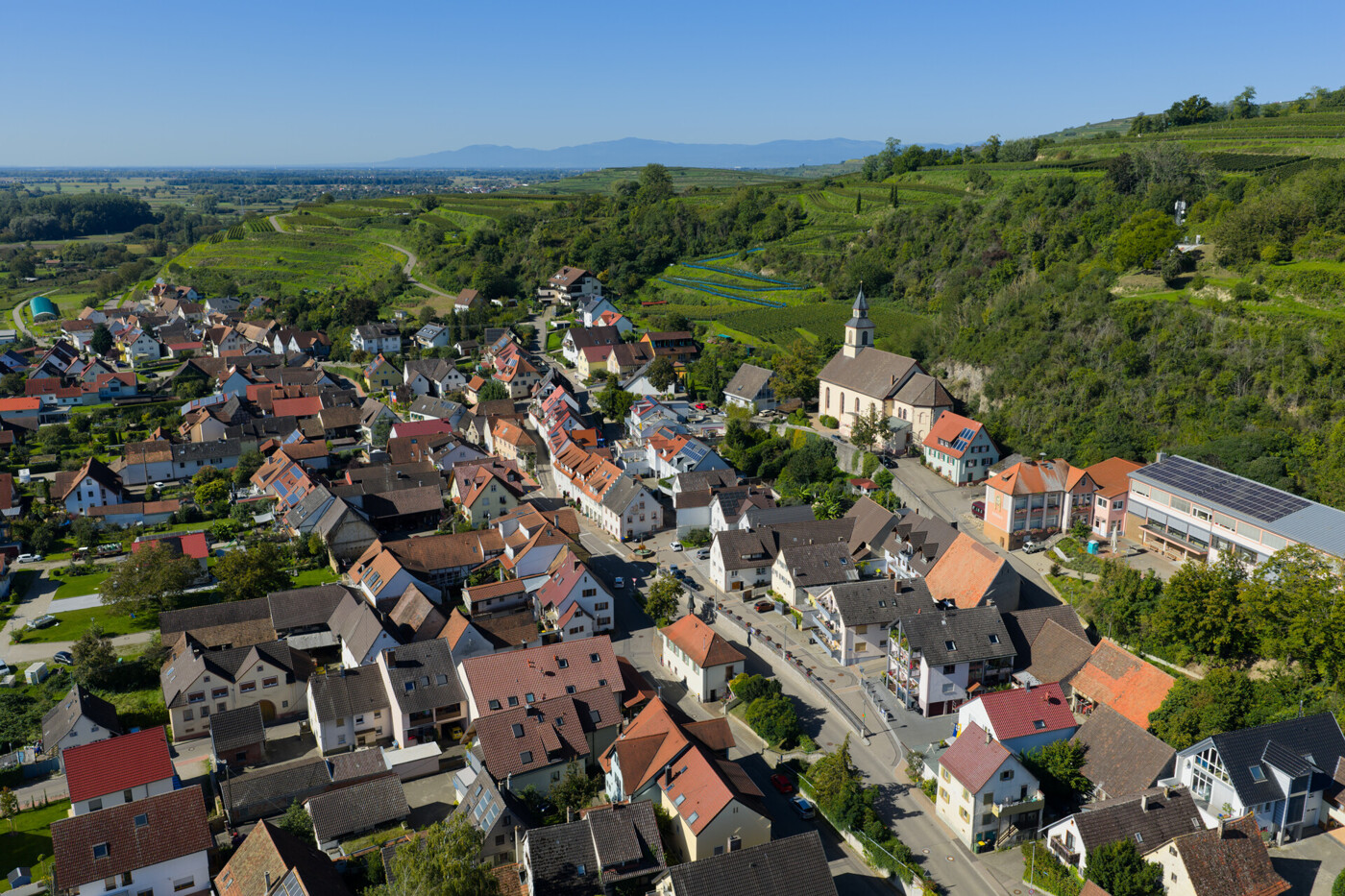 Blick über den Ort in Richtung Vogesen