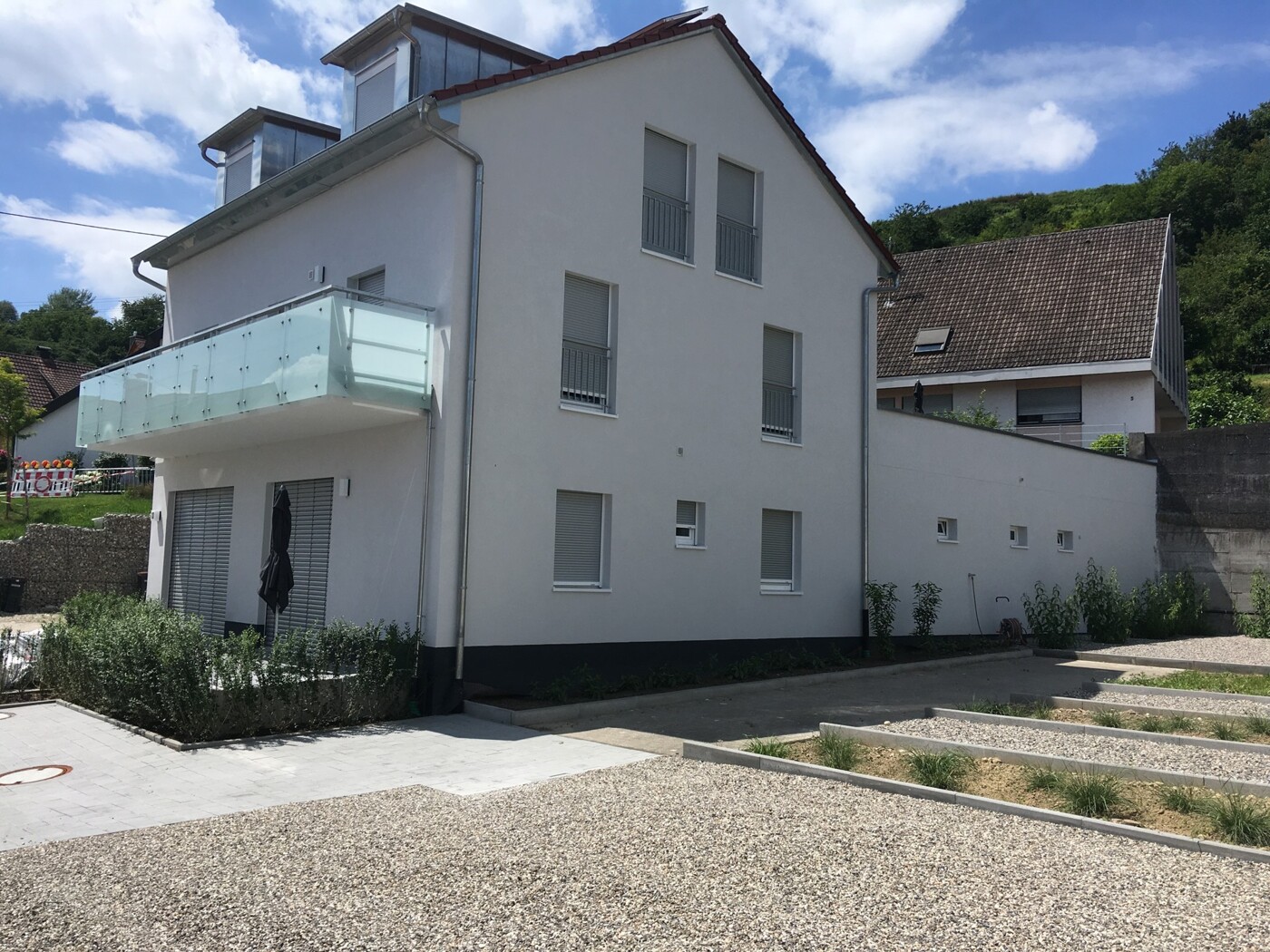 Modernes Mehrfamilienhaus am Hang