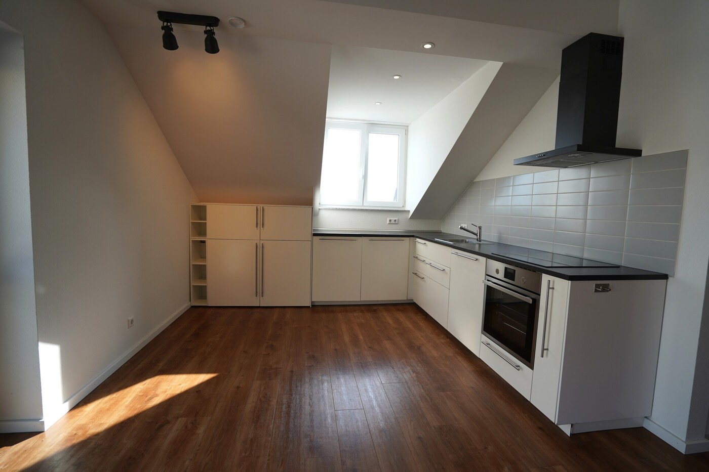 Moderne vollausgestattete Einbauküche