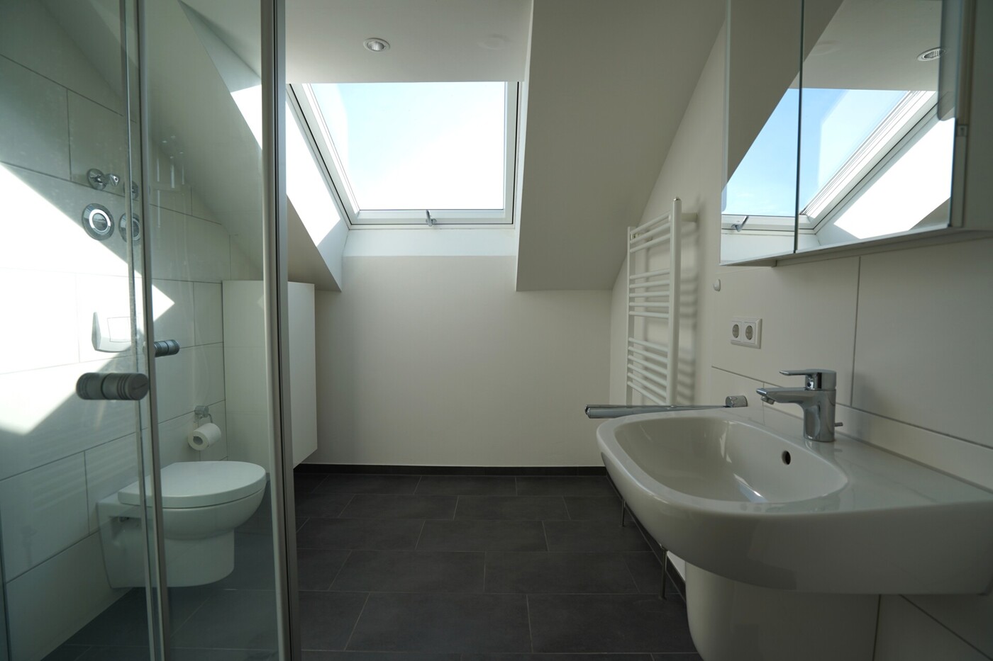 Modernes Badezimmer mit Walkin Dusche