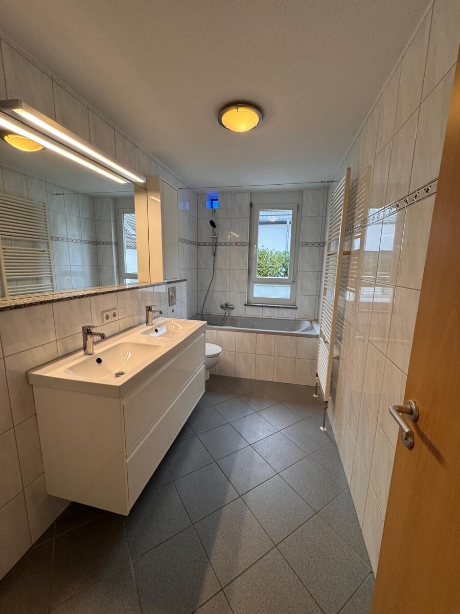 hell gefliestes Badezimmer