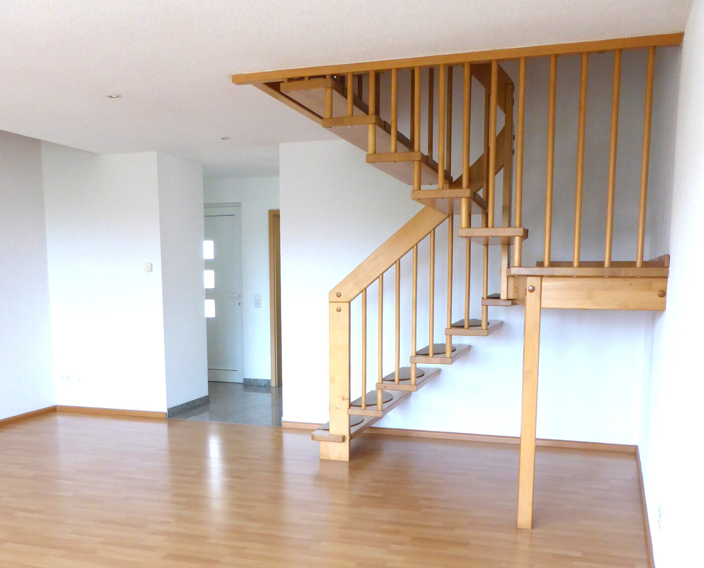 Wohnzimmer und Eßbereich mit Blick zur Küche