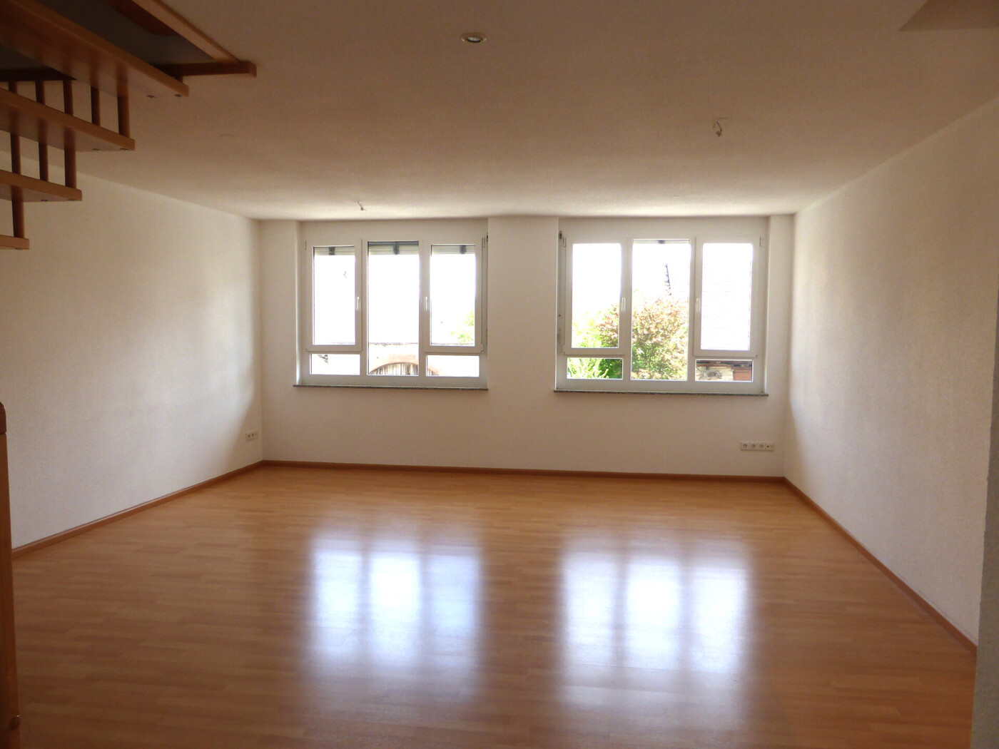 Lichtdurchflutetes Wohnzimmer mit Eßecke