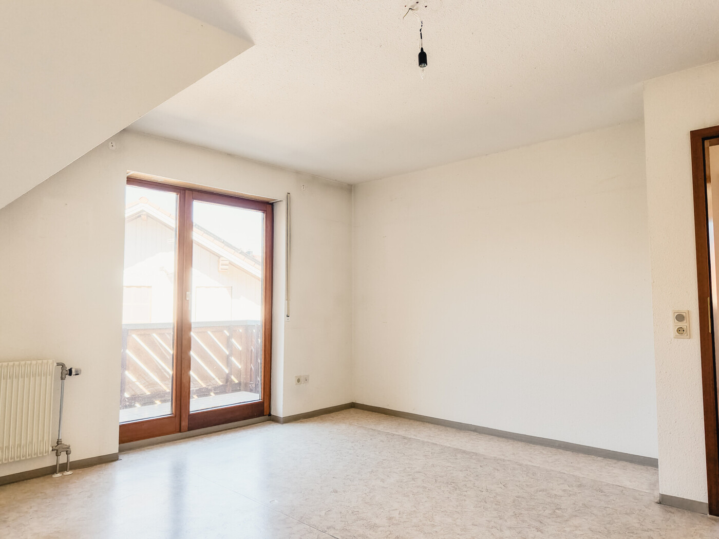 Elternschlafzimmer mit Zugang zum Balkon