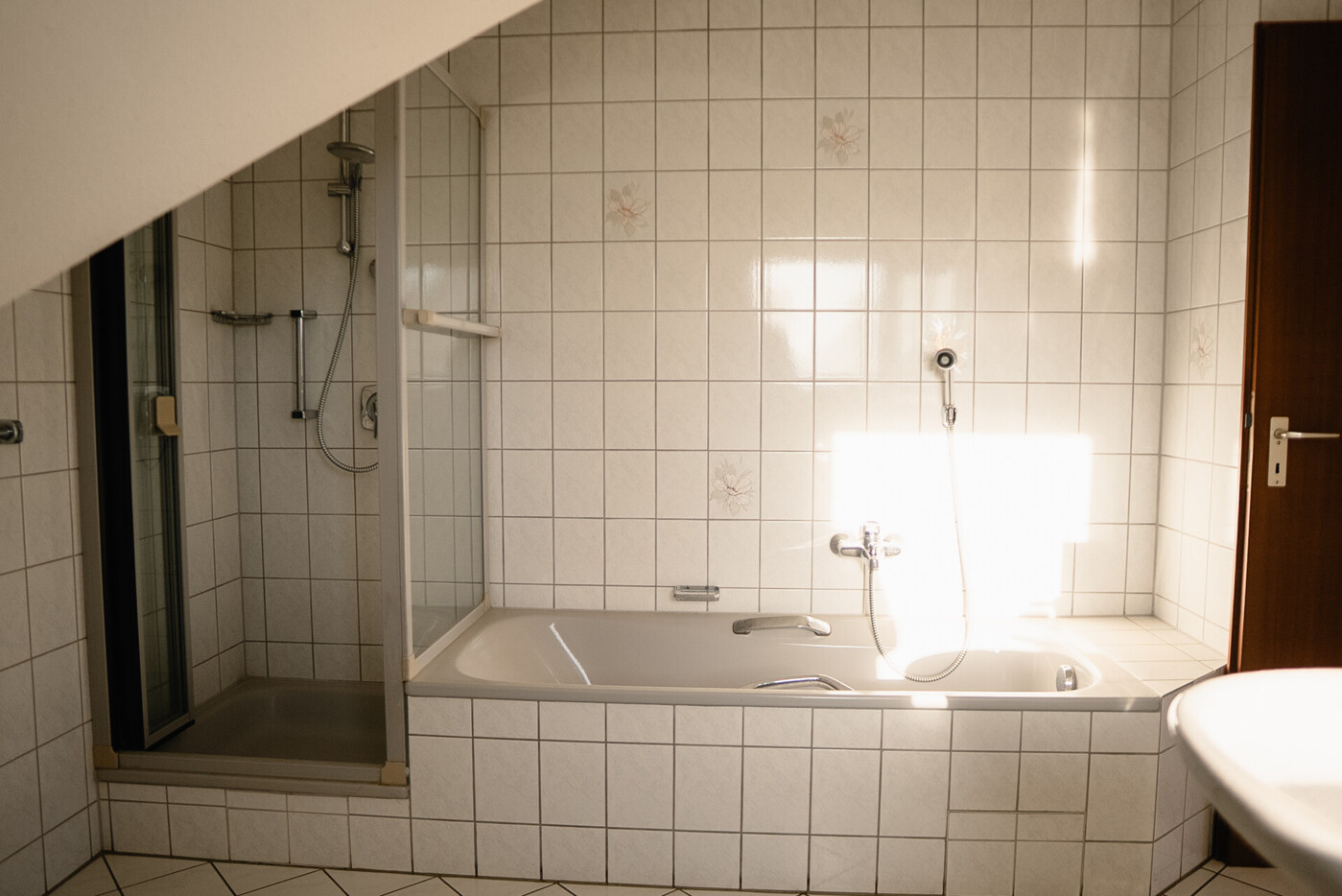 Badezimmer mit Badewanne und Dusche